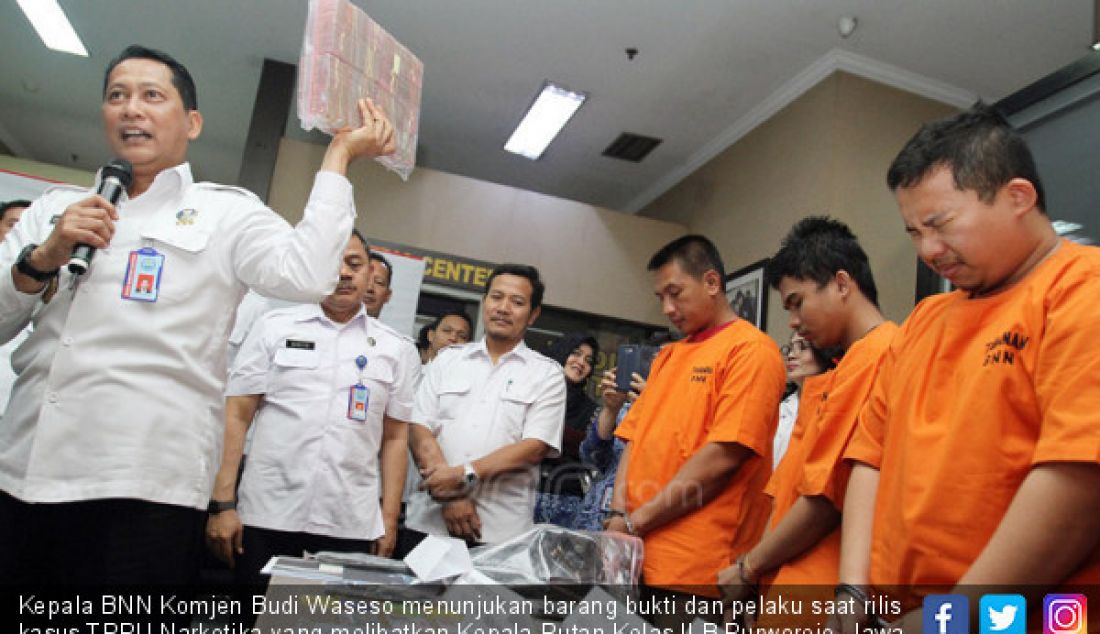 Kepala BNN Komjen Budi Waseso menunjukan barang bukti dan pelaku saat rilis kasus TPPU Narkotika yang melibatkan Kepala Rutan Kelas II B Purworejo, Jawa Tengah di Kantor BNN, Jakarta, Rabu (17/1). - JPNN.com