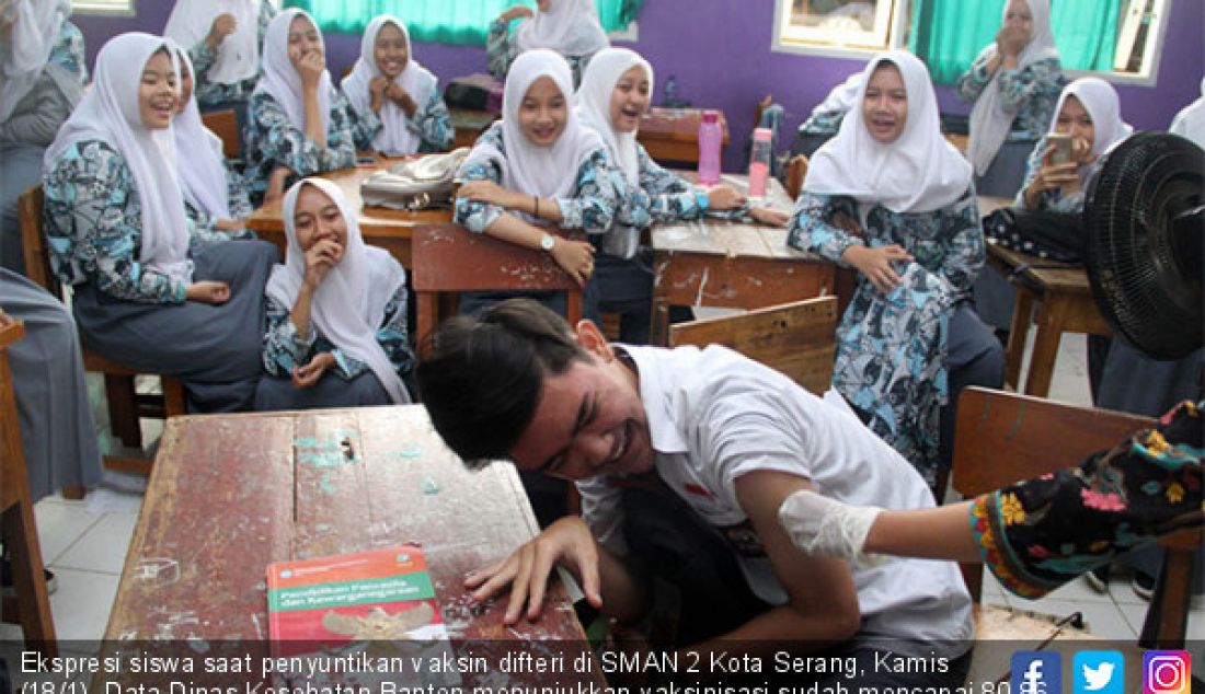 Ekspresi siswa saat penyuntikan vaksin difteri di SMAN 2 Kota Serang, Kamis (18/1). Data Dinas Kesehatan Banten menunjukkan vaksinisasi sudah mencapai 80,86 persen, atau sebanyak 2.469.436 jiwa dari target 3.053.988. - JPNN.com