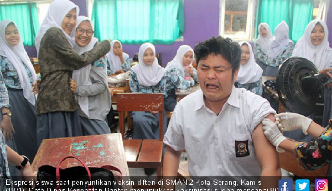 Ekspresi siswa saat penyuntikan vaksin difteri di SMAN 2 Kota Serang, Kamis (18/1). Data Dinas Kesehatan Banten menunjukkan vaksinisasi sudah mencapai 80,86 persen, atau sebanyak 2.469.436 jiwa dari target 3.053.988. - JPNN.com