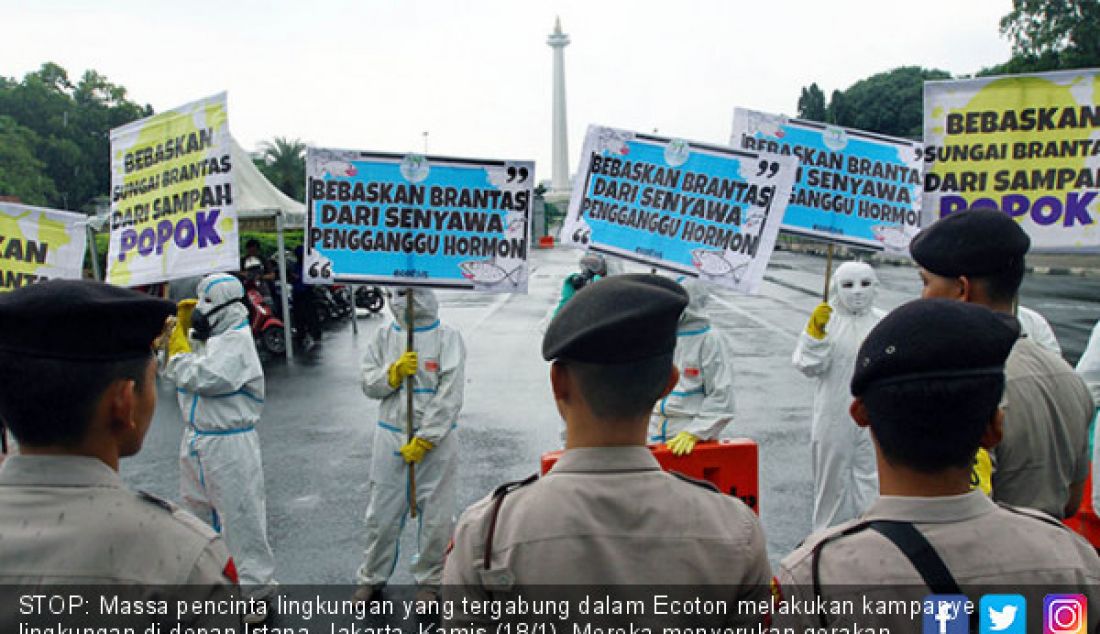 STOP: Massa pencinta lingkungan yang tergabung dalam Ecoton melakukan kampanye lingkungan di depan Istana, Jakarta, Kamis (18/1). Mereka menyerukan gerakan bebaskan sungai Brantas dari sampah Popok. - JPNN.com
