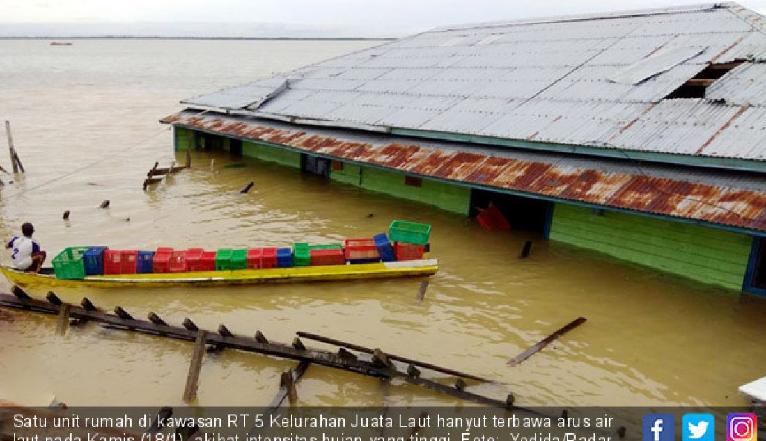 Satu unit rumah di kawasan RT 5 Kelurahan Juata Laut hanyut terbawa arus air laut pada Kamis (18/1), akibat intensitas hujan yang tinggi. - JPNN.com