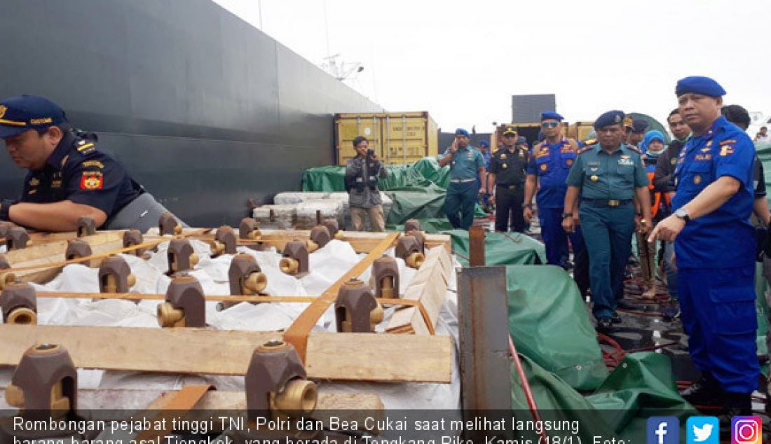 Rombongan pejabat tinggi TNI, Polri dan Bea Cukai saat melihat langsung barang-barang asal Tiongkok, yang berada di Tongkang Pike, Kamis (18/1). - JPNN.com