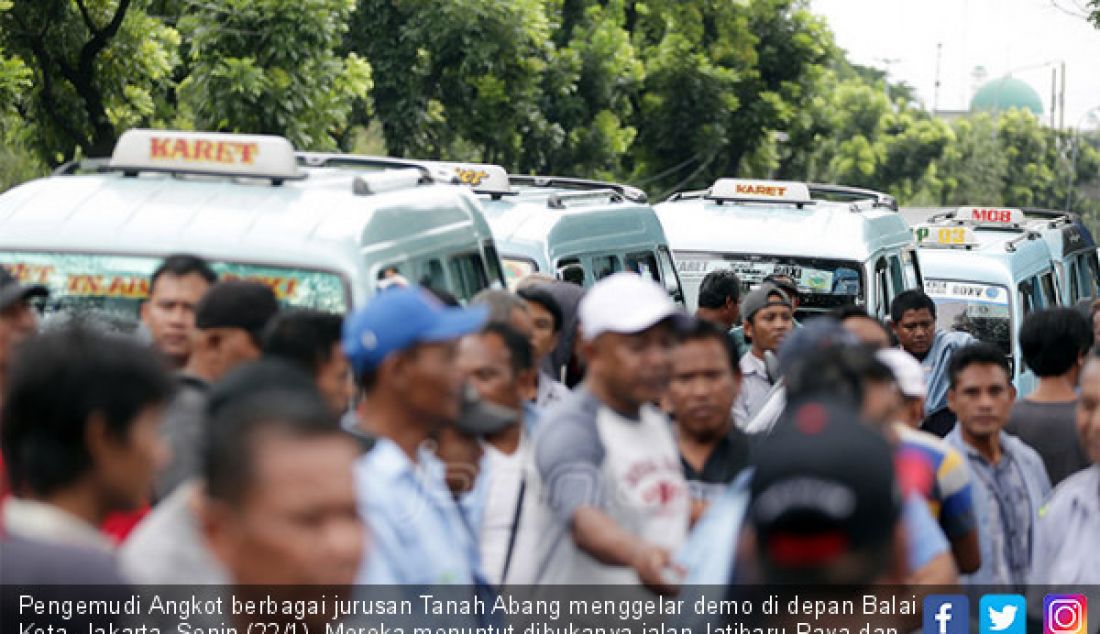 Pengemudi Angkot berbagai jurusan Tanah Abang menggelar demo di depan Balai Kota, Jakarta, Senin (22/1). Mereka menuntut dibukanya jalan Jatibaru Raya dan putaran di depan Blok A Tanah Abang. - JPNN.com