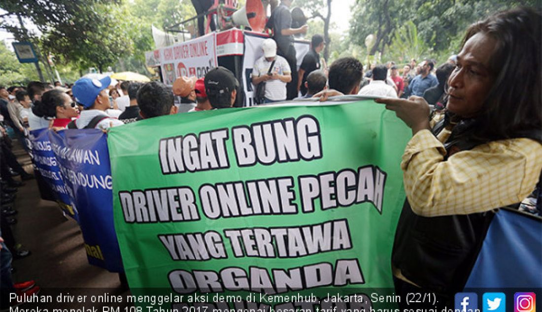 Puluhan driver online menggelar aksi demo di Kemenhub, Jakarta, Senin (22/1). Mereka menolak PM 108 Tahun 2017 mengenai besaran tarif yang harus sesuai dengan agrometer taksi daring. - JPNN.com