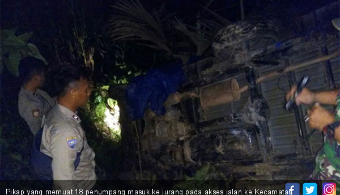 Pikap yang memuat 18 penumpang masuk ke jurang pada akses jalan ke Kecamatan Paguyaman Pantai, Kabupaten Boalemo, Minggu(21/1). - JPNN.com