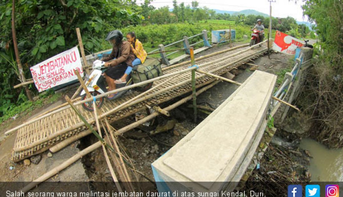 Salah seorang warga melintasi jembatan darurat di atas sungai Kendal, Duri, Slahung, Minggu (21/1). - JPNN.com