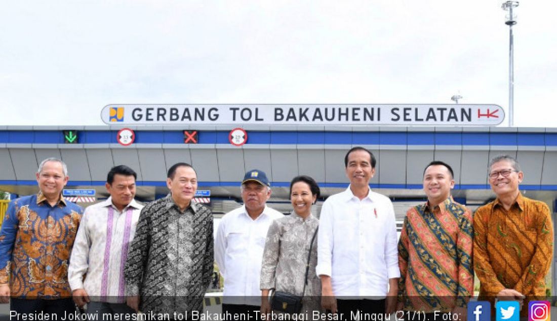 Presiden Jokowi meresmikan tol Bakauheni-Terbanggi Besar, Minggu (21/1). - JPNN.com
