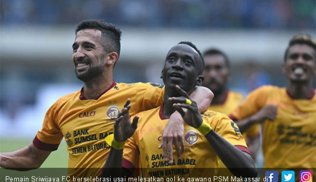 Pemain Sriwijaya FC berselebrasi usai melesatkan gol ke gawang PSM Makassar di stadion Bandung Lautan Api, Minggu (21/1) sore. - JPNN.com
