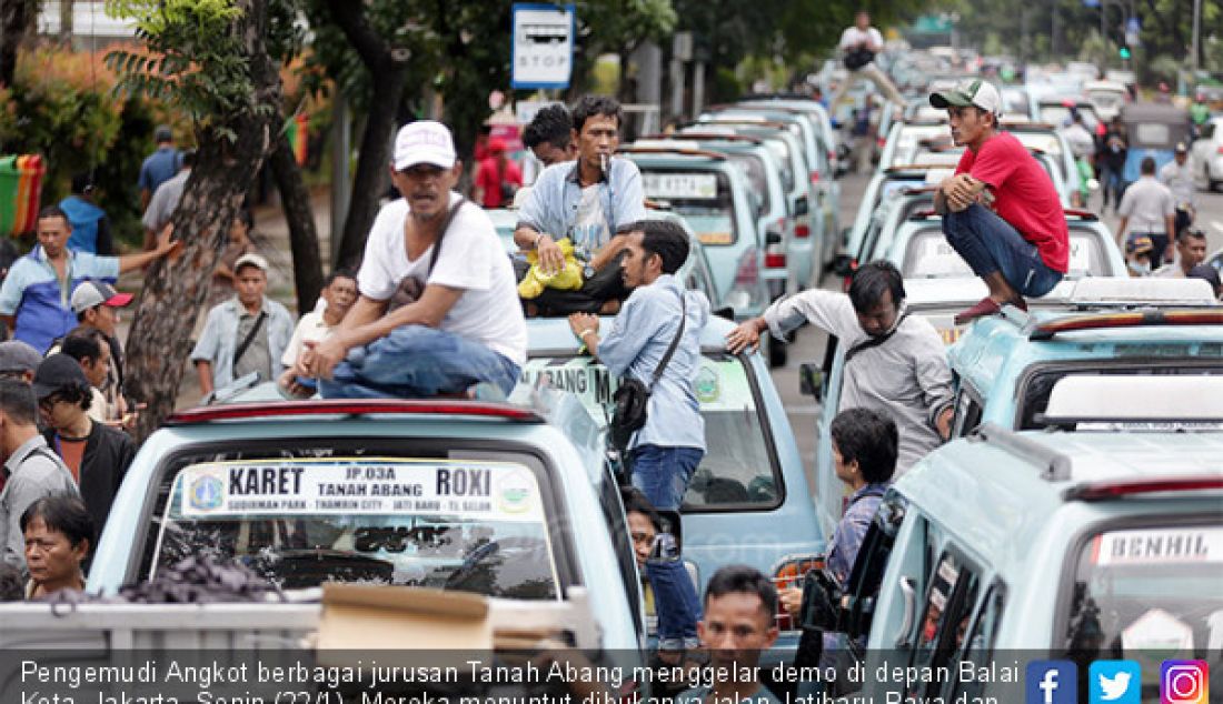Pengemudi Angkot berbagai jurusan Tanah Abang menggelar demo di depan Balai Kota, Jakarta, Senin (22/1). Mereka menuntut dibukanya jalan Jatibaru Raya dan putaran di depan Blok A Tanah Abang. - JPNN.com