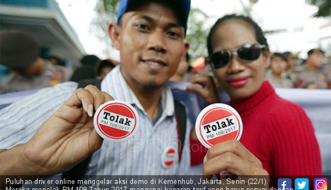 Puluhan driver online menggelar aksi demo di Kemenhub, Jakarta, Senin (22/1). Mereka menolak PM 108 Tahun 2017 mengenai besaran tarif yang harus sesuai dengan agrometer taksi daring. - JPNN.com