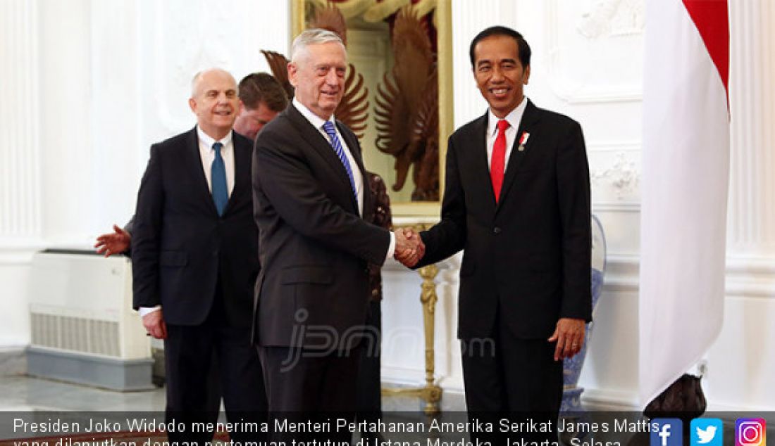 Presiden Joko Widodo menerima Menteri Pertahanan Amerika Serikat James Mattis yang dilanjutkan dengan pertemuan tertutup di Istana Merdeka, Jakarta, Selasa (23/1). Pertemuan tersebut membahas kerja sama kedua negara. - JPNN.com