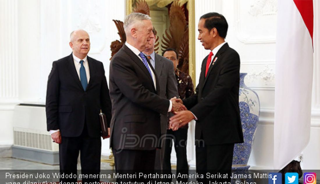 Presiden Joko Widodo menerima Menteri Pertahanan Amerika Serikat James Mattis yang dilanjutkan dengan pertemuan tertutup di Istana Merdeka, Jakarta, Selasa (23/1). Pertemuan tersebut membahas kerja sama kedua negara. - JPNN.com