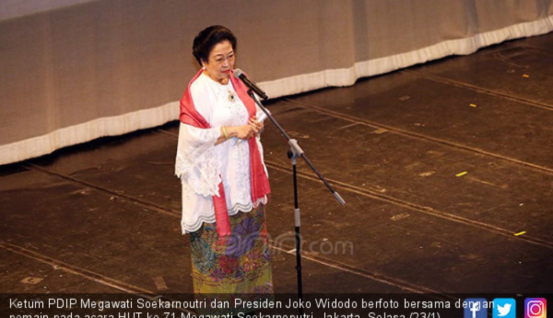 Ketum PDIP Megawati Soekarnoutri dan Presiden Joko Widodo berfoto bersama dengan pemain pada acara HUT ke-71 Megawati Soekarnoputri, Jakarta, Selasa (23/1). - JPNN.com