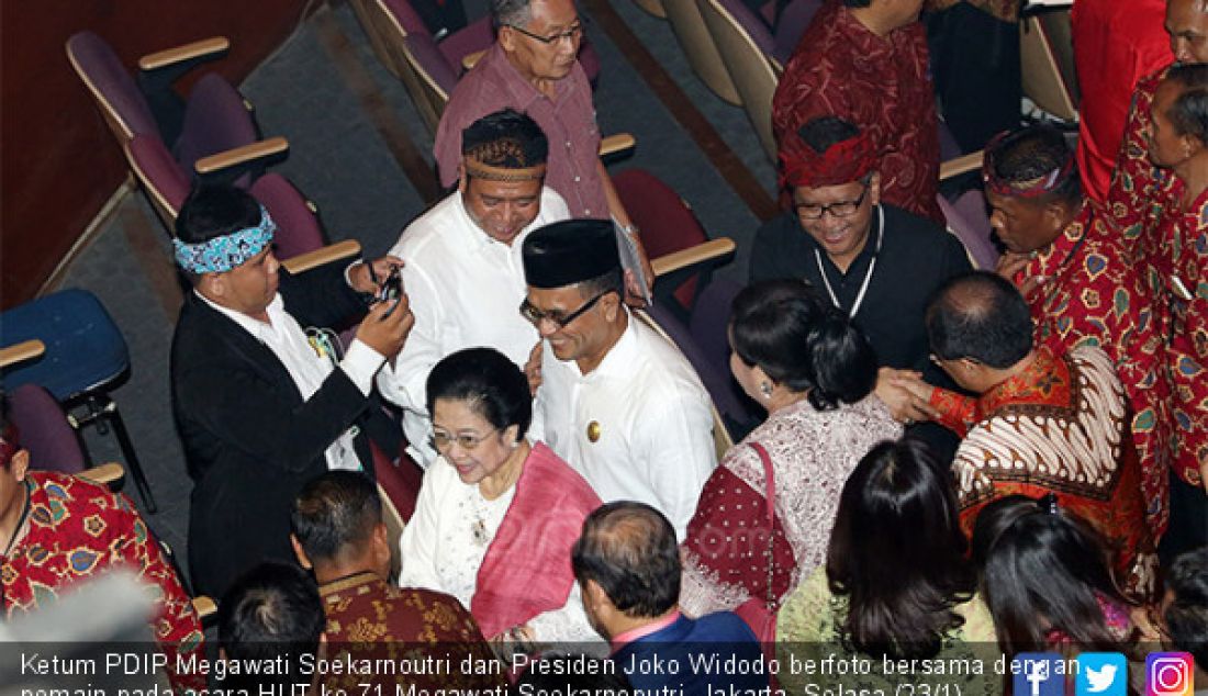 Ketum PDIP Megawati Soekarnoutri dan Presiden Joko Widodo berfoto bersama dengan pemain pada acara HUT ke-71 Megawati Soekarnoputri, Jakarta, Selasa (23/1). - JPNN.com