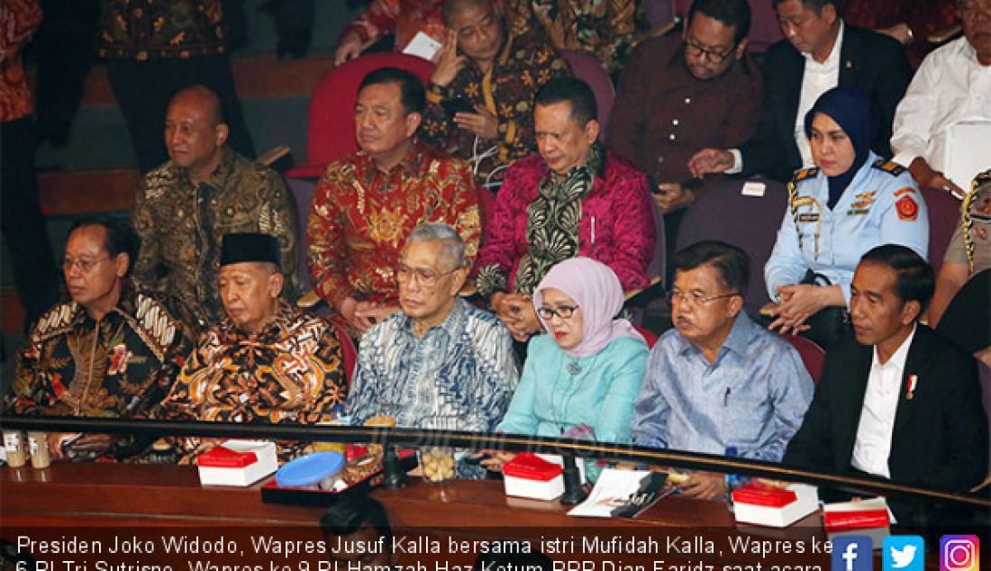 Presiden Joko Widodo, Wapres Jusuf Kalla bersama istri Mufidah Kalla, Wapres ke 6 RI Tri Sutrisno, Wapres ke 9 RI Hamzah Haz Ketum PPP Djan Faridz saat acara HUT ke-71 Megawati Soekarnoputri, Jakarta, Selasa (23/1). - JPNN.com