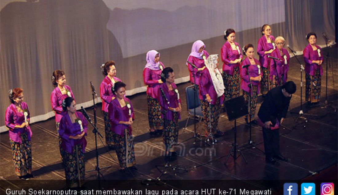 Guruh Soekarnoputra saat membawakan lagu pada acara HUT ke-71 Megawati Soekarnoputri, Jakarta, Selasa (23/1). - JPNN.com