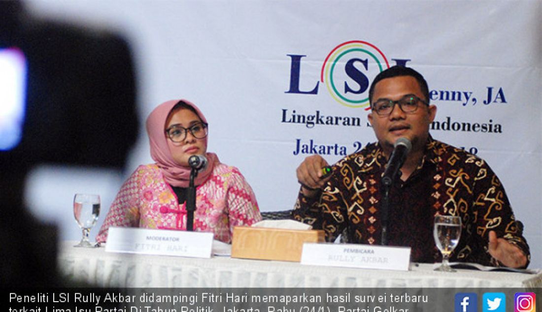 Peneliti LSI Rully Akbar didampingi Fitri Hari memaparkan hasil survei terbaru terkait Lima Isu Partai Di Tahun Politik, Jakarta, Rabu (24/1). Partai Golkar berpotensi menjadi pesaing utama PDI Perjuangan di Pemilu 2019. - JPNN.com