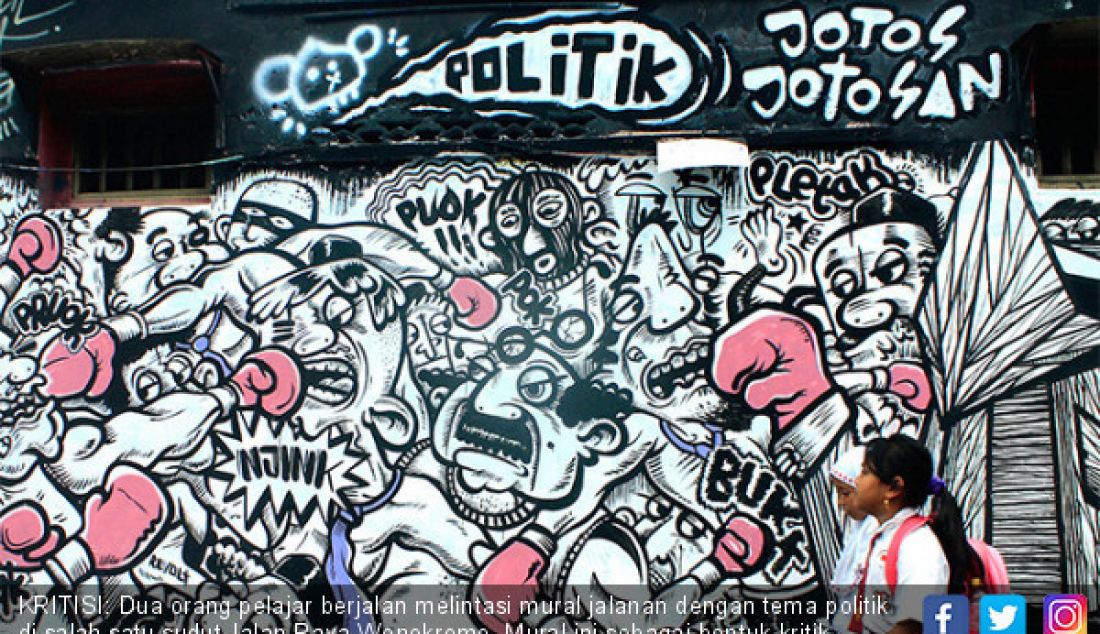 KRITISI: Dua orang pelajar berjalan melintasi mural jalanan dengan tema politik di salah satu sudut Jalan Raya Wonokromo. Mural ini sebagai bentuk kritik terhadap situasi politik di Jawa Timur, khususnya menjelang Pilkada. - JPNN.com
