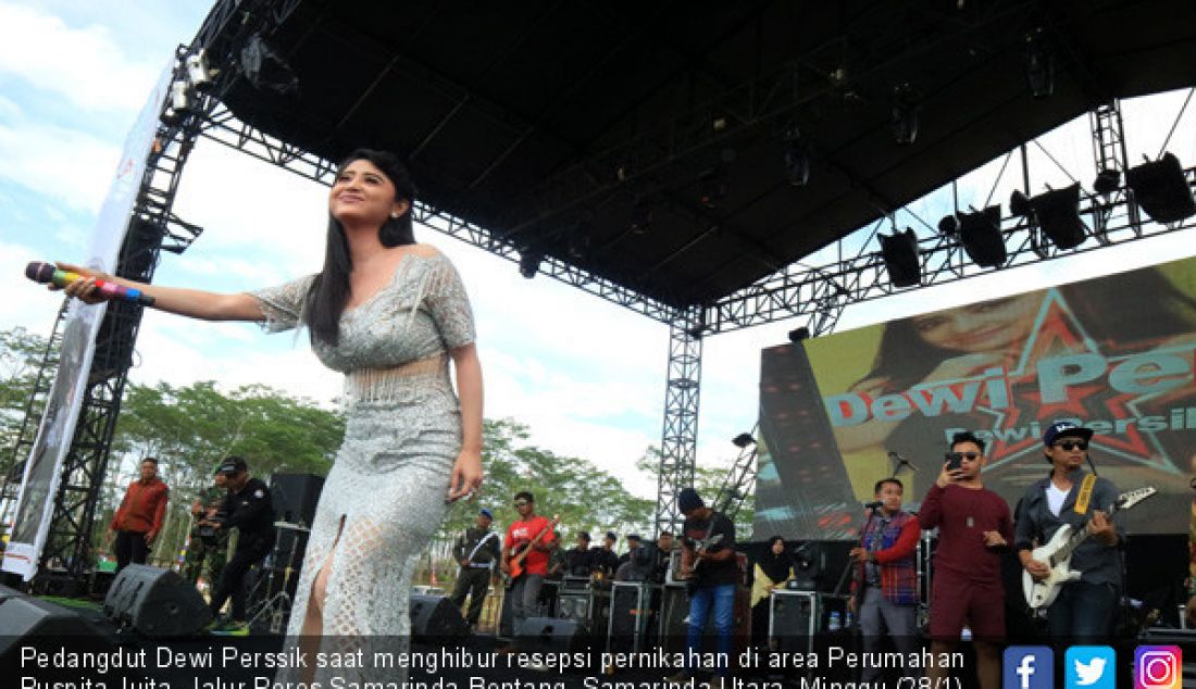 Pedangdut Dewi Perssik saat menghibur resepsi pernikahan di area Perumahan Puspita Juita, Jalur Poros Samarinda-Bontang, Samarinda Utara, Minggu (28/1). - JPNN.com