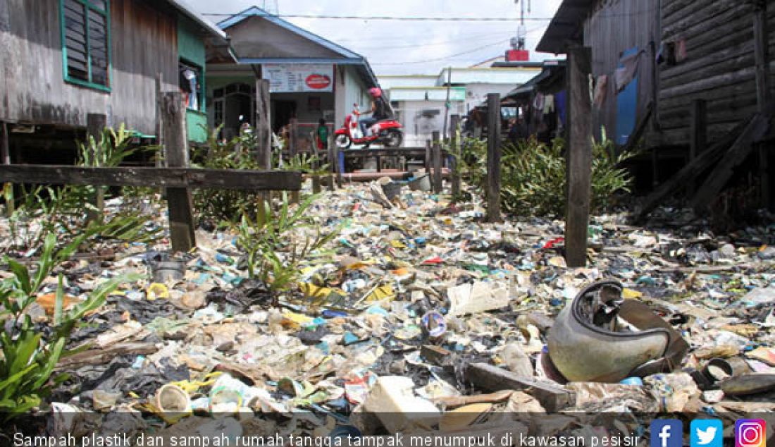 Sampah plastik dan sampah rumah tangga tampak menumpuk di kawasan pesisir Kelurahan Selumit Pantai, Tarakan (29/1). - JPNN.com