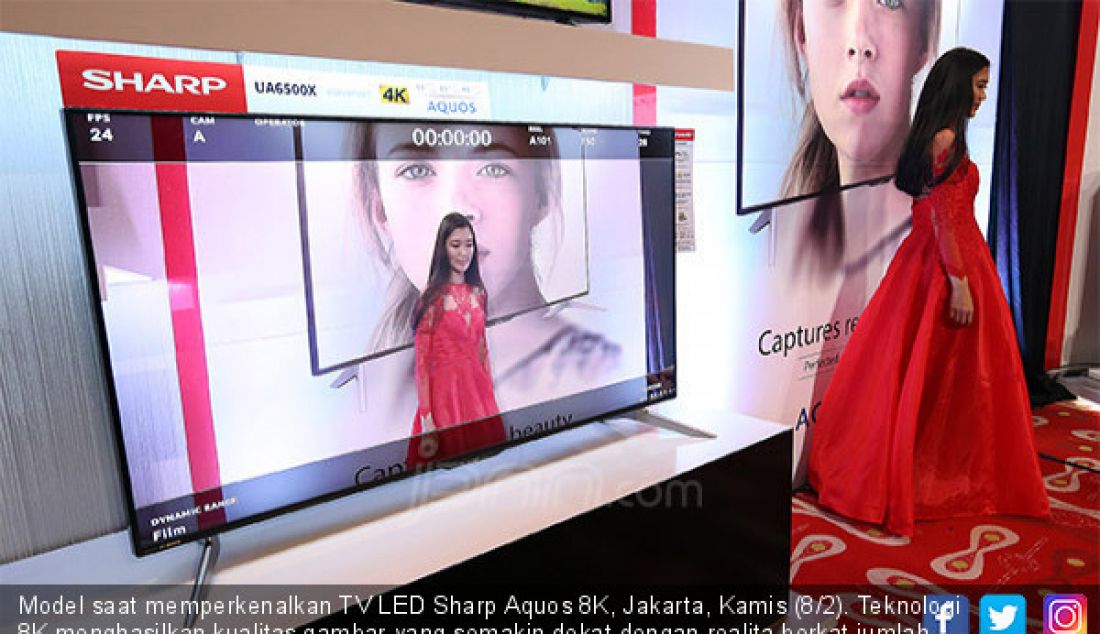 Model saat memperkenalkan TV LED Sharp Aquos 8K, Jakarta, Kamis (8/2). Teknologi 8K menghasilkan kualitas gambar yang semakin dekat dengan realita berkat jumlah piksel 16 kali lipat lebih banyak dari teknologi Full HD. - JPNN.com
