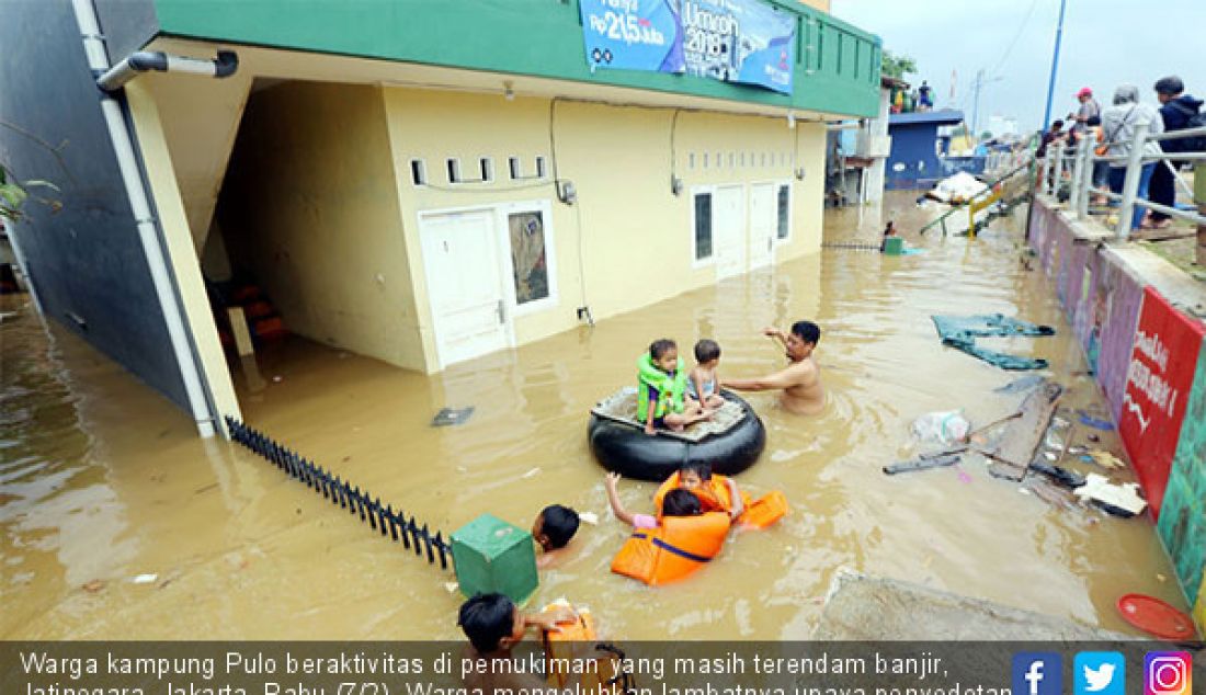 Warga kampung Pulo beraktivitas di pemukiman yang masih terendam banjir, Jatinegara, Jakarta, Rabu (7/2). Warga mengeluhkan lambatnya upaya penyedotan air sehingga mereka belum bisa berbenah. - JPNN.com