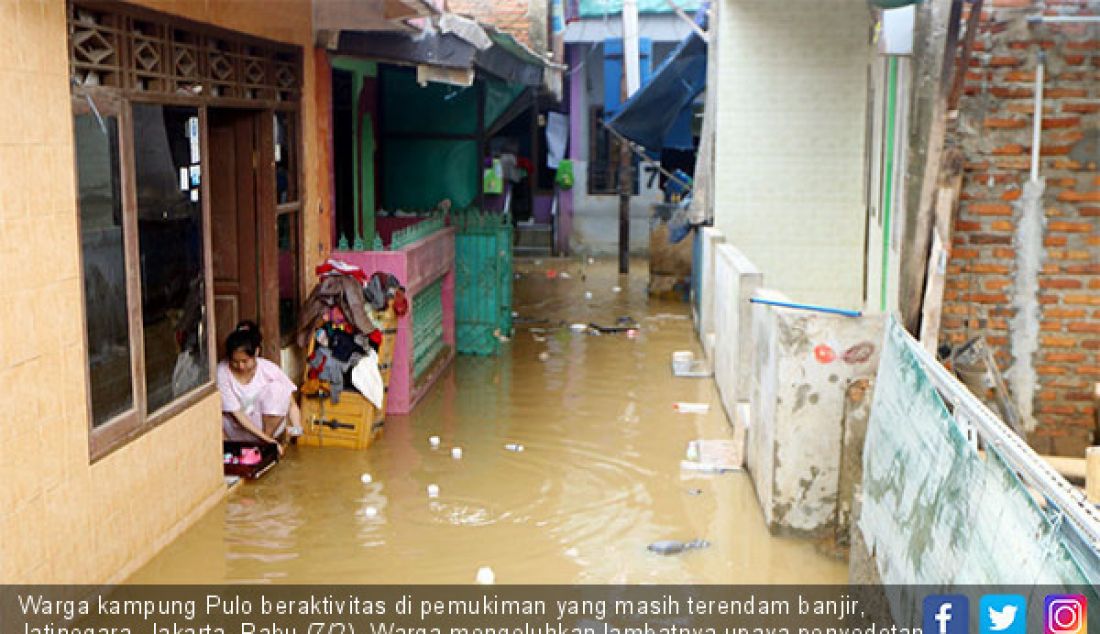 Warga kampung Pulo beraktivitas di pemukiman yang masih terendam banjir, Jatinegara, Jakarta, Rabu (7/2). Warga mengeluhkan lambatnya upaya penyedotan air sehingga mereka belum bisa berbenah. - JPNN.com