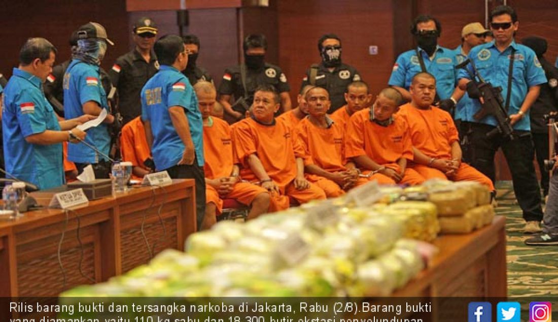 Rilis barang bukti dan tersangka narkoba di Jakarta, Rabu (2/8).Barang bukti yang diamankan yaitu 110 kg sabu dan 18.300 butir ekstasi penyelundupan narkotika di Aceh dan Medan dan mengamankan 12 orang tersangka. - JPNN.com