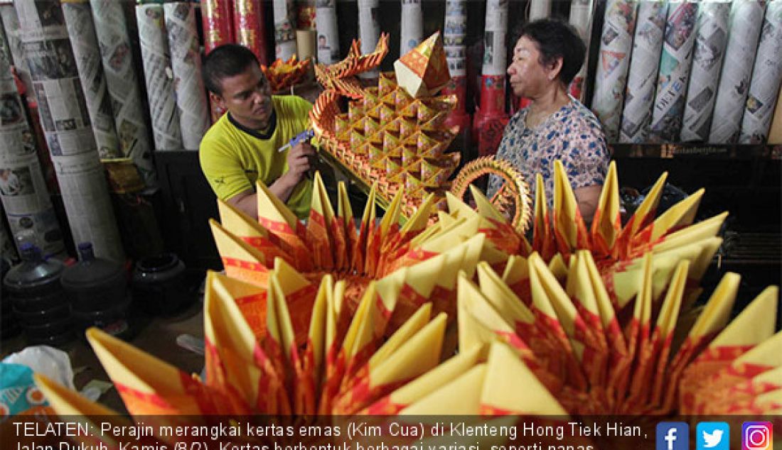 TELATEN: Perajin merangkai kertas emas (Kim Cua) di Klenteng Hong Tiek Hian, Jalan Dukuh, Kamis (8/2). Kertas berbentuk berbagai variasi, seperti nanas, teratai dan perahu naga ini digunakan untuk persembahyangan. - JPNN.com