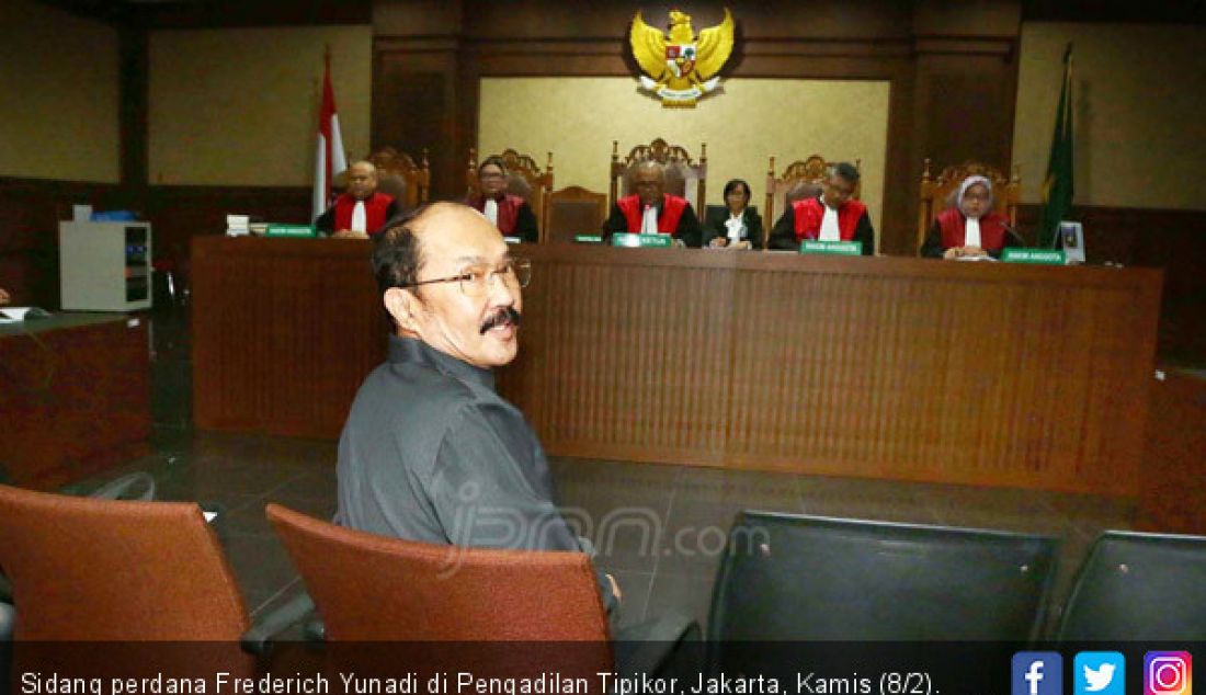 Sidang perdana Frederich Yunadi di Pengadilan Tipikor, Jakarta, Kamis (8/2). Frederich di dakwa menghalang halangi penyidikan untuk Setnov. - JPNN.com