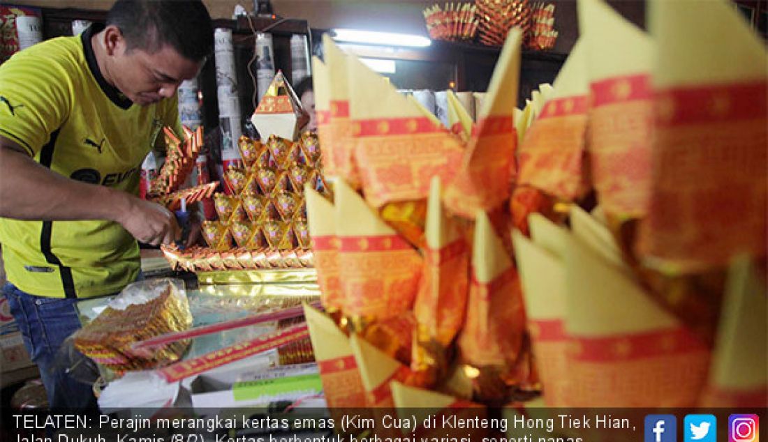 TELATEN: Perajin merangkai kertas emas (Kim Cua) di Klenteng Hong Tiek Hian, Jalan Dukuh, Kamis (8/2). Kertas berbentuk berbagai variasi, seperti nanas, teratai dan perahu naga ini digunakan untuk persembahyangan. - JPNN.com