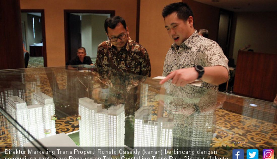 Direktur Marketing Trans Properti Ronald Cassidy (kanan) berbincang dengan pengunjung saat acara Pengundian Tower Crystalline Trans Park Cibubur, Jakarta, Sabtu (10/2). - JPNN.com