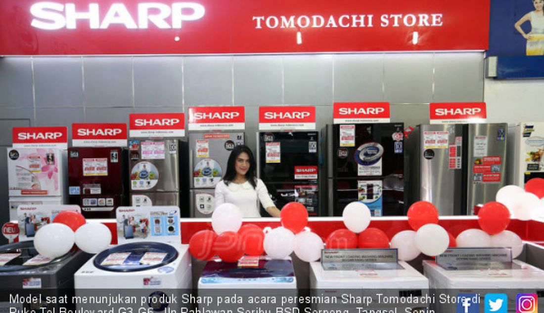 Model saat menunjukan produk Sharp pada acara peresmian Sharp Tomodachi Store di Ruko Tol Boulevard G3-G6, Jln Pahlawan Seribu BSD Serpong, Tangsel, Senin (12/2). - JPNN.com