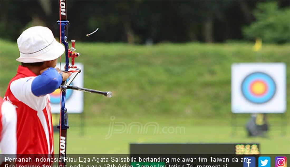 Pemanah Indonesia Riau Ega Agata Salsabila bertanding melawan tim Taiwan dalam final recurve tim putra pada ajang 18th Asian Games Invitation Tournament di Lapangan Panahan Kompleks Gelora Bung Karno, Jakarta, Rabu (14/2). - JPNN.com