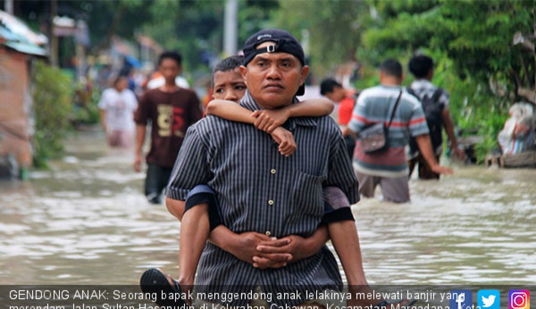 GENDONG ANAK: Seorang bapak menggendong anak lelakinya melewati banjir yang merendam Jalan Sultan Hasanudin di Kelurahan Cabawan, Kecamatan Margadana, Kota Tegal, Selasa (13/2). - JPNN.com