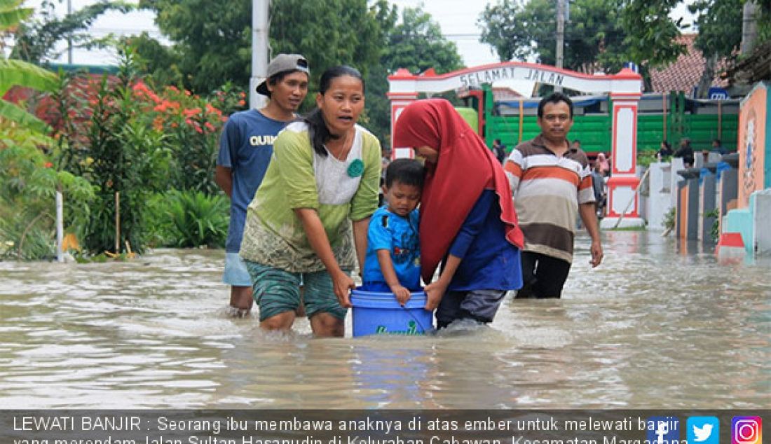 LEWATI BANJIR : Seorang ibu membawa anaknya di atas ember untuk melewati banjir yang merendam Jalan Sultan Hasanudin di Kelurahan Cabawan, Kecamatan Margadana, Kota Tegal, Selasa (13/2). - JPNN.com