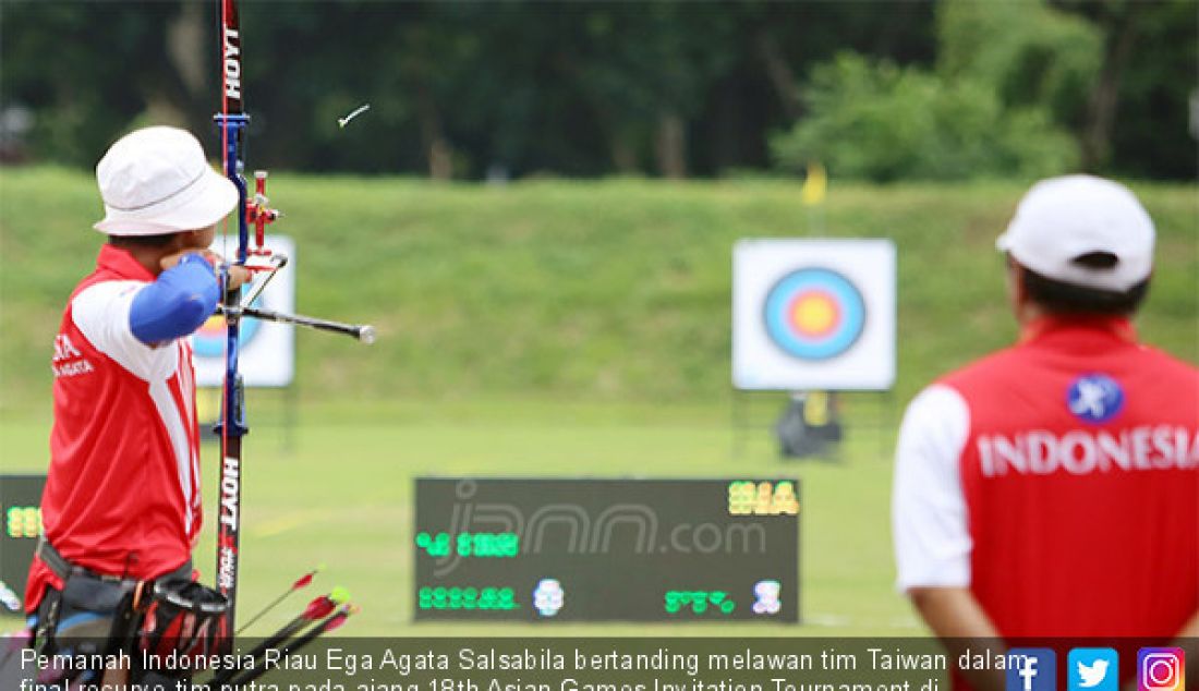 Pemanah Indonesia Riau Ega Agata Salsabila bertanding melawan tim Taiwan dalam final recurve tim putra pada ajang 18th Asian Games Invitation Tournament di Lapangan Panahan Kompleks Gelora Bung Karno, Jakarta, Rabu (14/2). - JPNN.com