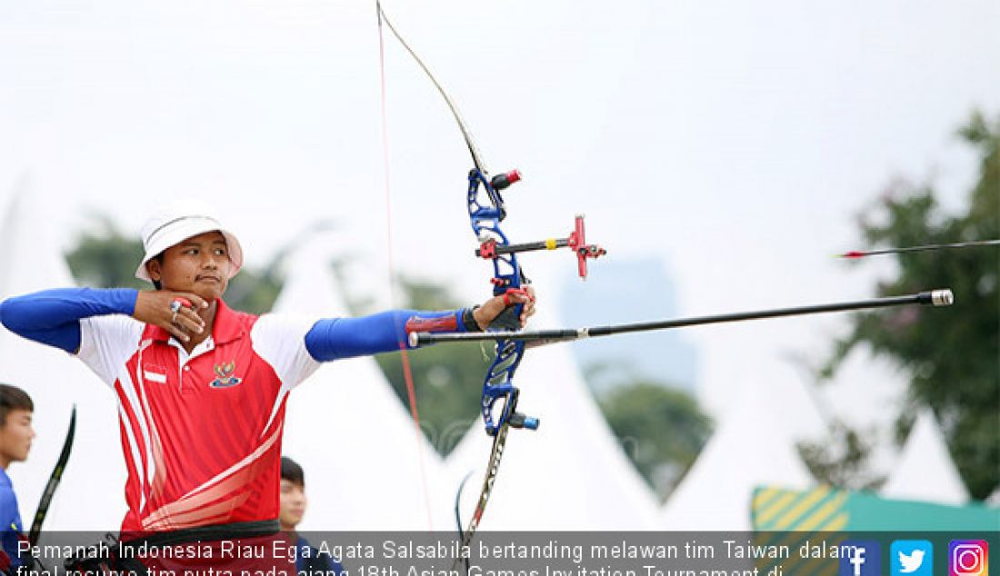 Pemanah Indonesia Riau Ega Agata Salsabila bertanding melawan tim Taiwan dalam final recurve tim putra pada ajang 18th Asian Games Invitation Tournament di Lapangan Panahan Kompleks Gelora Bung Karno, Jakarta, Rabu (14/2). - JPNN.com