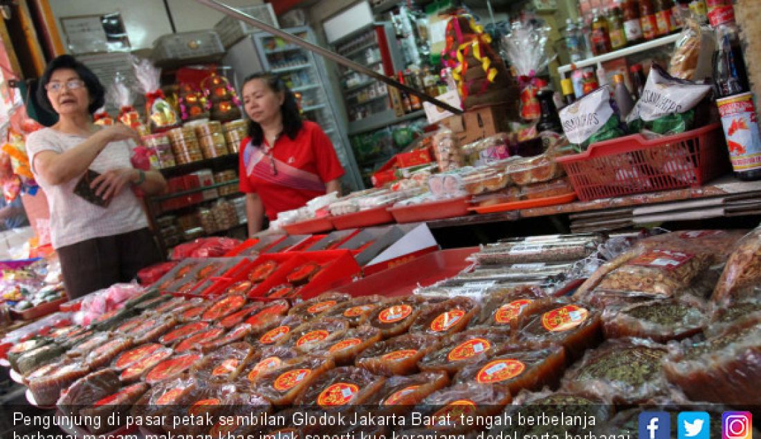 Pengunjung di pasar petak sembilan Glodok Jakarta Barat, tengah berbelanja berbagai macam makanan khas imlek seperti kue keranjang, dodol serta berbagai makanan kecil yang akan dihidangkan saat tahun baru nanti. - JPNN.com