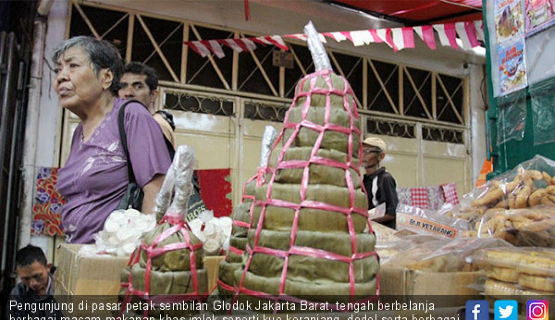 Pengunjung di pasar petak sembilan Glodok Jakarta Barat, tengah berbelanja berbagai macam makanan khas imlek seperti kue keranjang, dodol serta berbagai makanan kecil yang akan dihidangkan saat tahun baru nanti. - JPNN.com