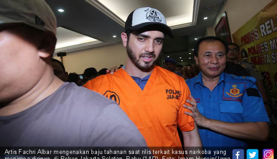 Artis Fachri Albar mengenakan baju tahanan saat rilis terkait kasus narkoba yang menimpa dirinya, di Polres Jakarta Selatan, Rabu (14/2). - JPNN.com