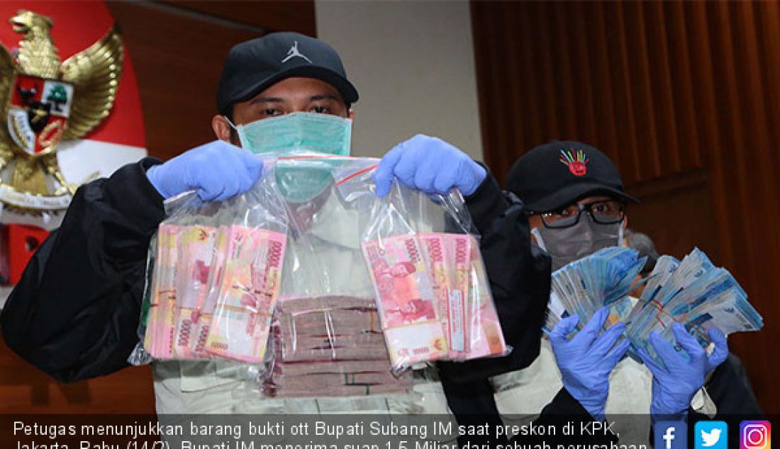 Petugas menunjukkan barang bukti ott Bupati Subang IM saat preskon di KPK, Jakarta, Rabu (14/2). Bupati IM menerima suap 1,5 Miliar dari sebuah perusahaan. - JPNN.com