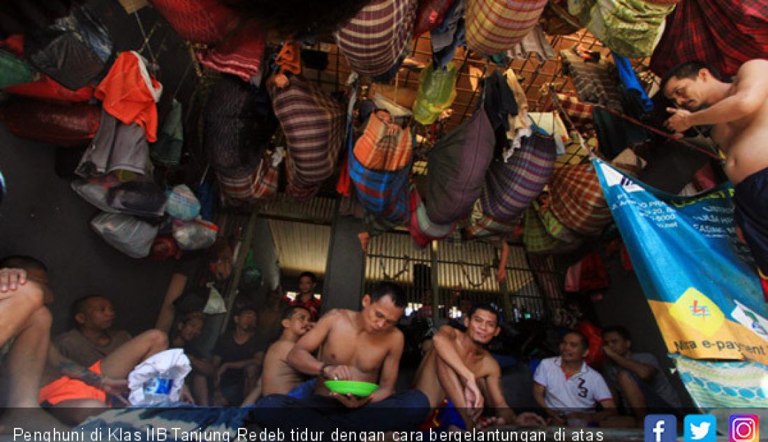 Penghuni di Klas IIB Tanjung Redeb tidur dengan cara bergelantungan di atas ruang tahanan, Rabu (14/2). - JPNN.com