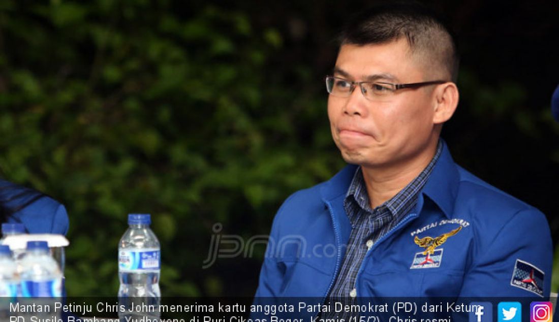 Mantan Petinju Chris John menerima kartu anggota Partai Demokrat (PD) dari Ketum PD Susilo Bambang Yudhoyono di Puri Cikeas Bogor, Kamis (15/2). Chris resmi menjadi kader baru PD. - JPNN.com