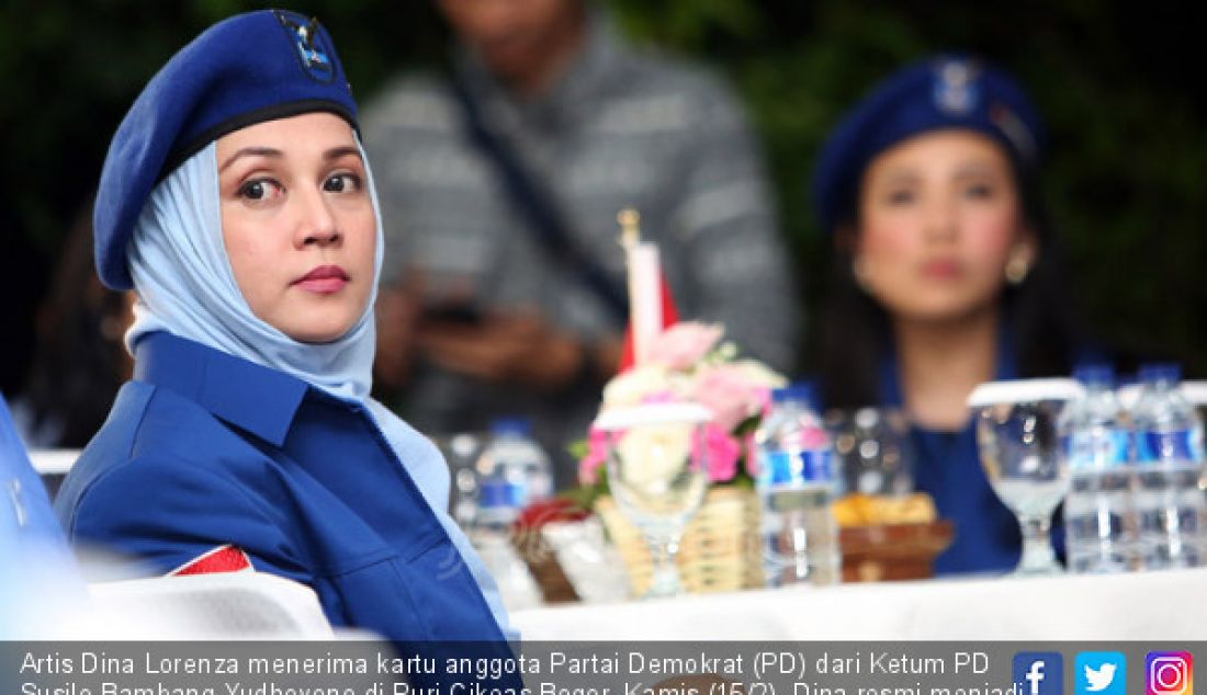 Artis Dina Lorenza menerima kartu anggota Partai Demokrat (PD) dari Ketum PD Susilo Bambang Yudhoyono di Puri Cikeas Bogor, Kamis (15/2). Dina resmi menjadi kader baru PD. - JPNN.com