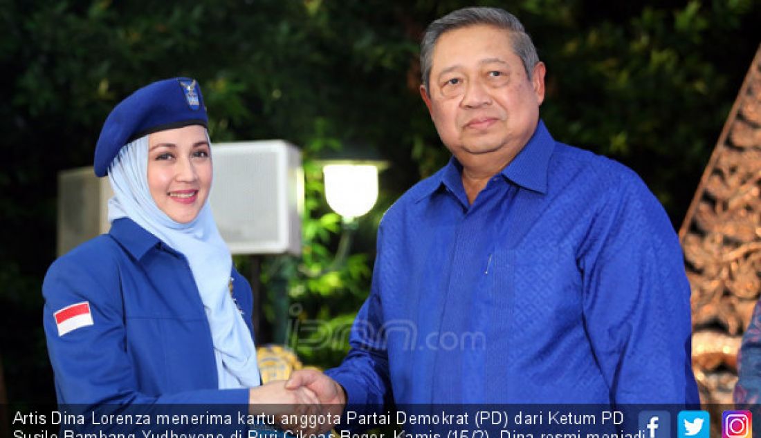 Artis Dina Lorenza menerima kartu anggota Partai Demokrat (PD) dari Ketum PD Susilo Bambang Yudhoyono di Puri Cikeas Bogor, Kamis (15/2). Dina resmi menjadi kader baru PD. - JPNN.com