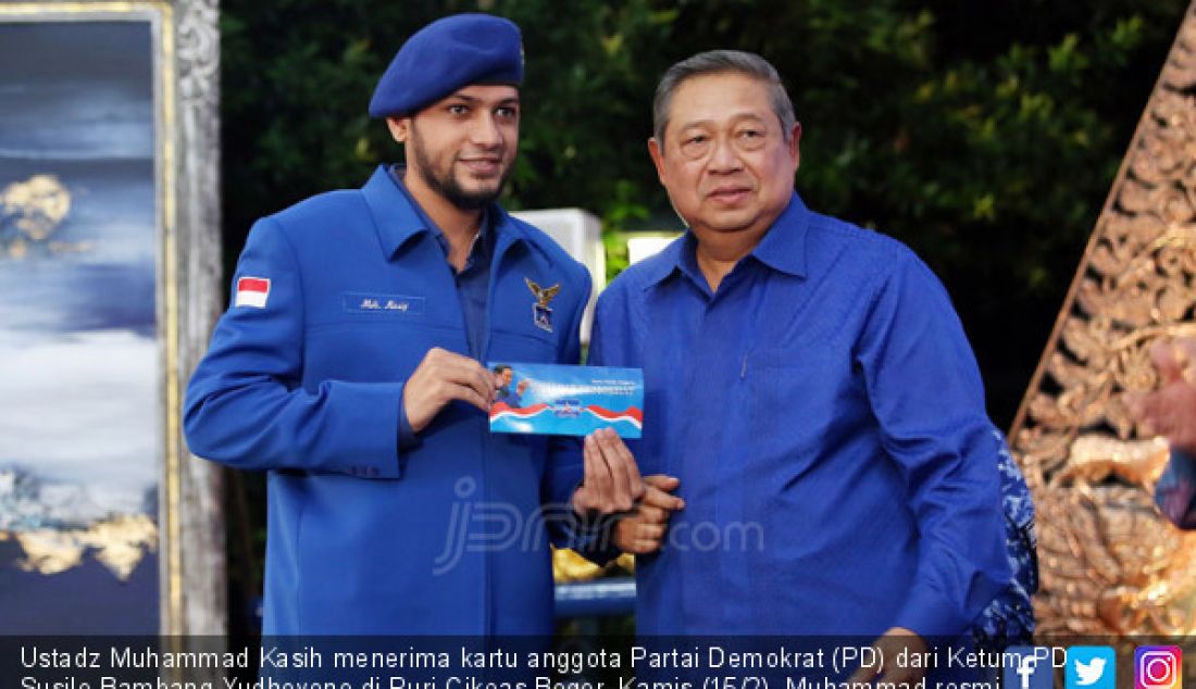 Ustadz Muhammad Kasih menerima kartu anggota Partai Demokrat (PD) dari Ketum PD Susilo Bambang Yudhoyono di Puri Cikeas Bogor, Kamis (15/2). Muhammad resmi menjadi kader baru PD. - JPNN.com