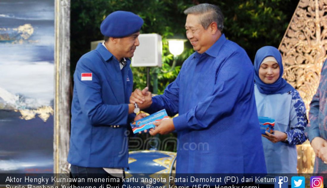 Aktor Hengky Kurniawan menerima kartu anggota Partai Demokrat (PD) dari Ketum PD Susilo Bambang Yudhoyono di Puri Cikeas Bogor, Kamis (15/2). Hengky resmi menjadi kader baru PD. - JPNN.com