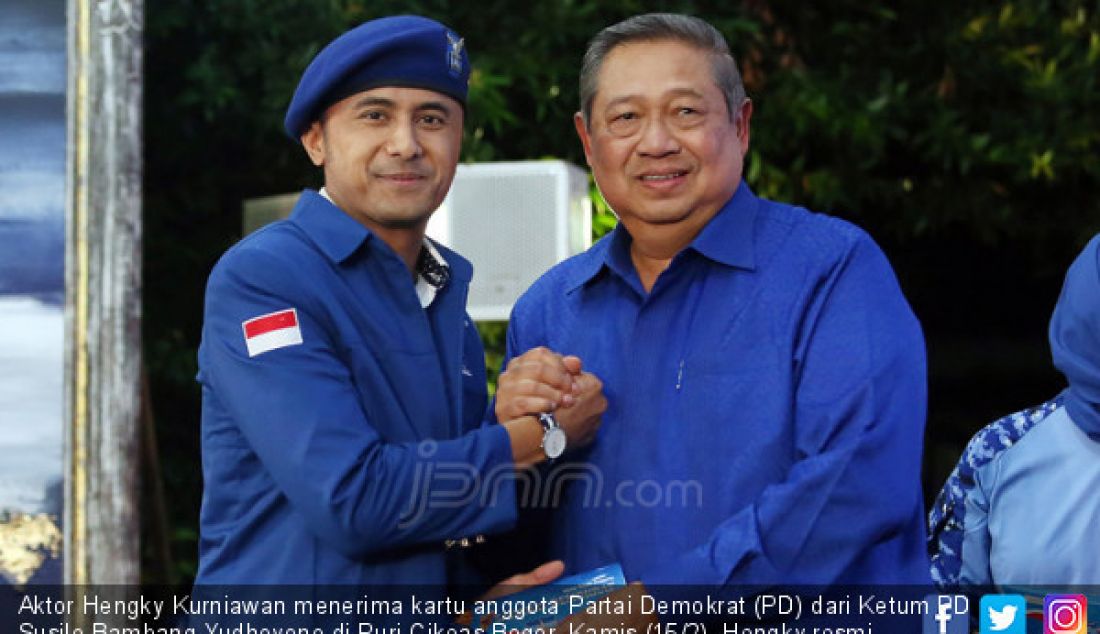 Aktor Hengky Kurniawan menerima kartu anggota Partai Demokrat (PD) dari Ketum PD Susilo Bambang Yudhoyono di Puri Cikeas Bogor, Kamis (15/2). Hengky resmi menjadi kader baru PD. - JPNN.com