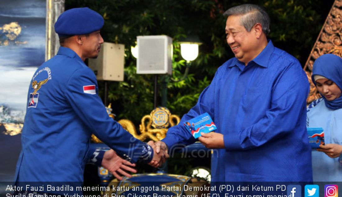 Aktor Fauzi Baadilla menerima kartu anggota Partai Demokrat (PD) dari Ketum PD Susilo Bambang Yudhoyono di Puri Cikeas Bogor, Kamis (15/2). Fauzi resmi menjadi kader baru PD. - JPNN.com